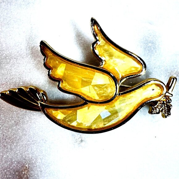 Jewelry - Vtg White Dove Brooch Pin in Flight Olive Branch Gold Tone Acrylic Jewelry Faith